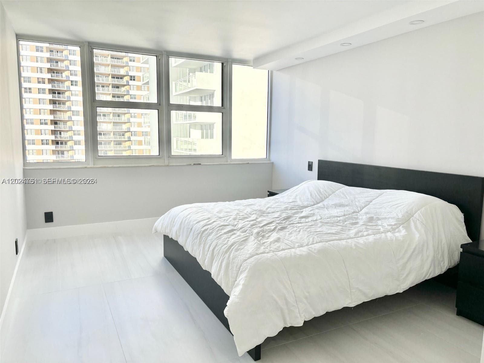 2030 Ocean Dr 806 photo 22