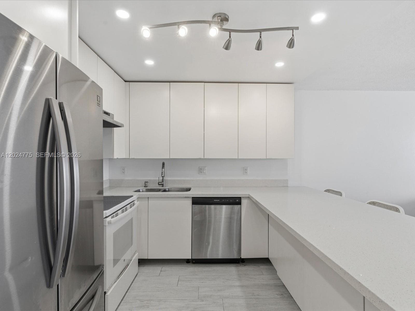 1817 S Ocean Dr 918 photo 9