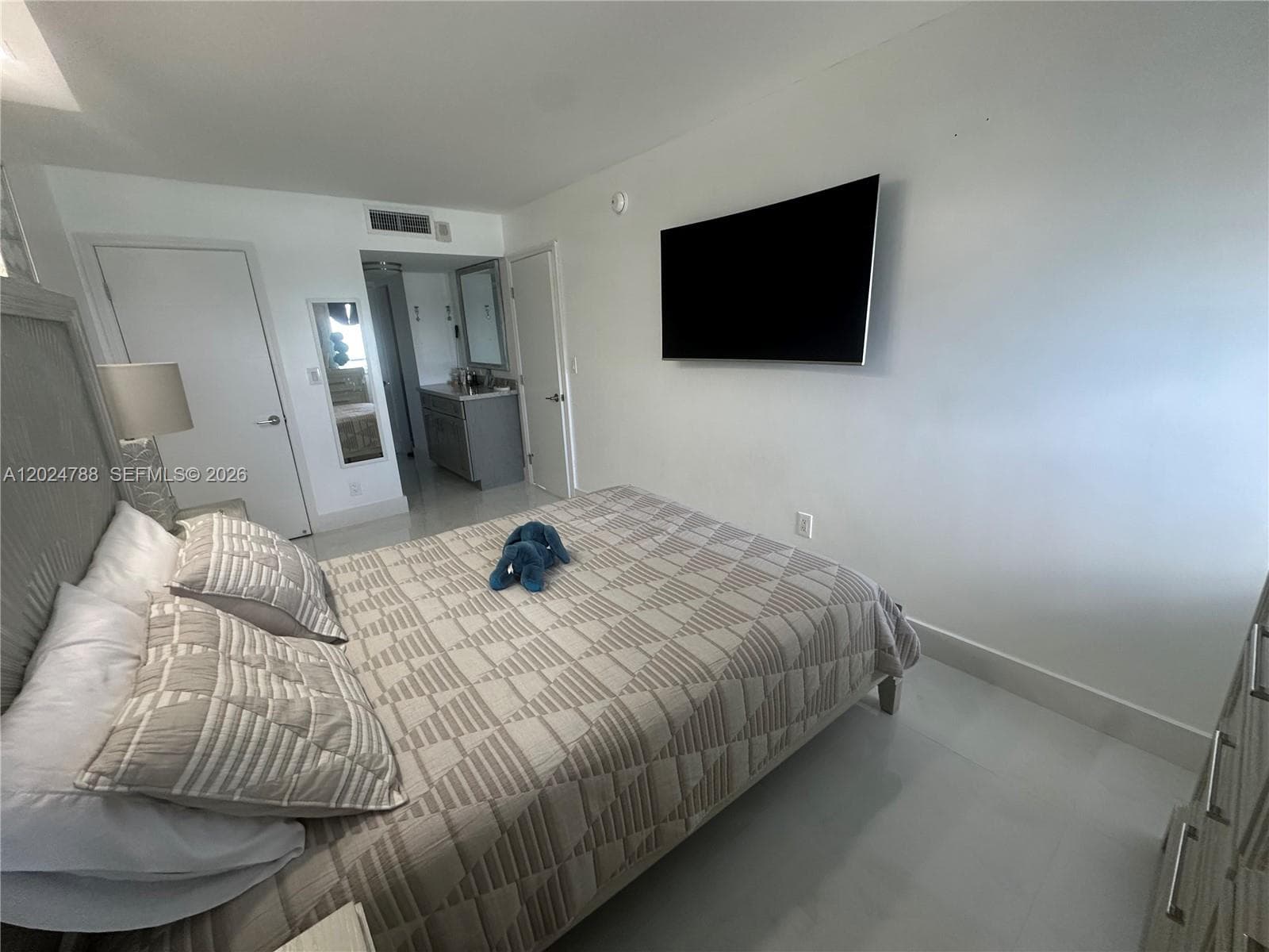 2030 Ocean Dr 916 photo 15