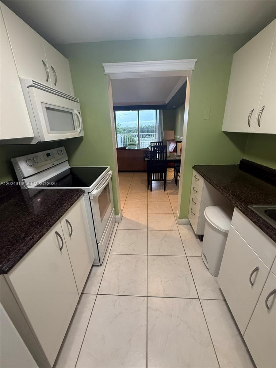 2020 NE 135th St 503 photo 8