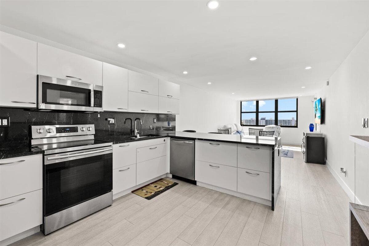 1401 N Riverside Drive 1104 photo 6