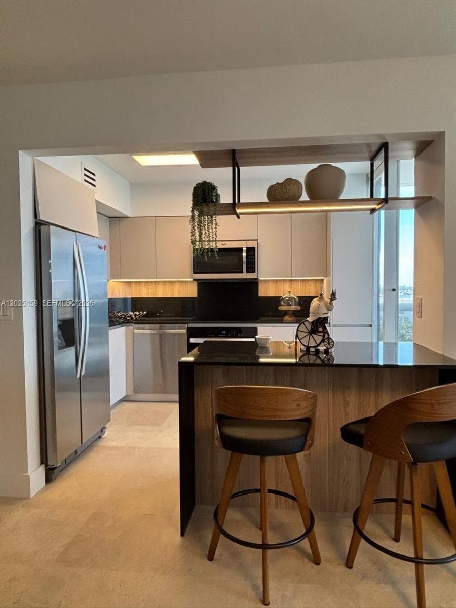 6301 Collins Ave 908 photo 3