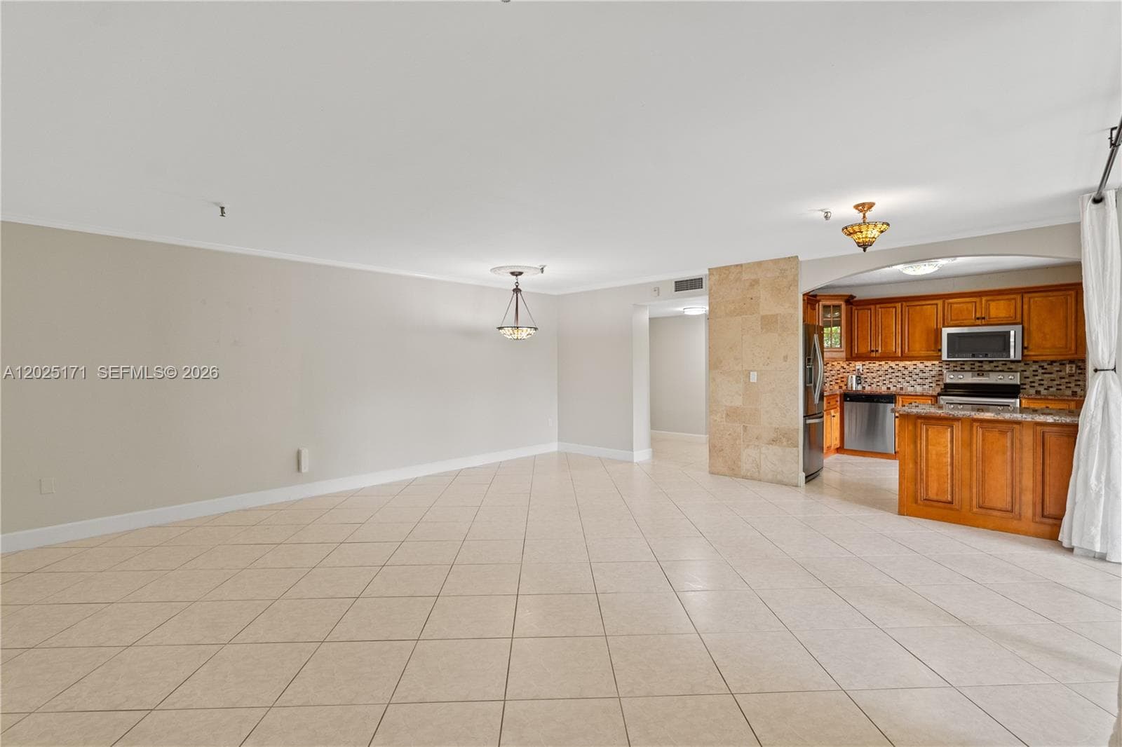 671 NE 195th St 121E photo 3