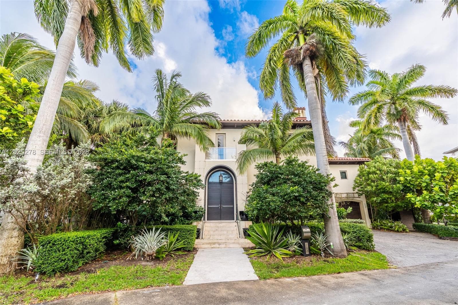 760 S Mashta Dr photo 2