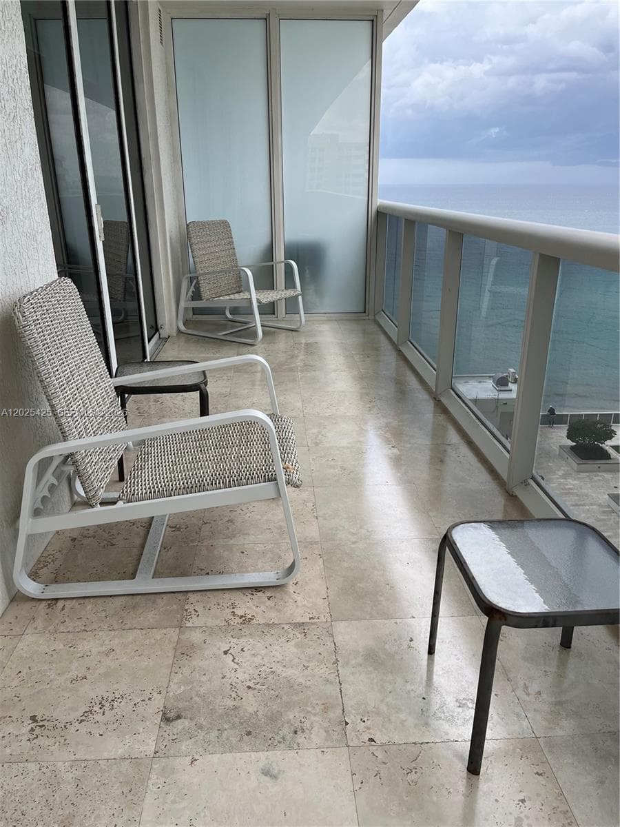 1830 S Ocean Drive 1404 photo 2
