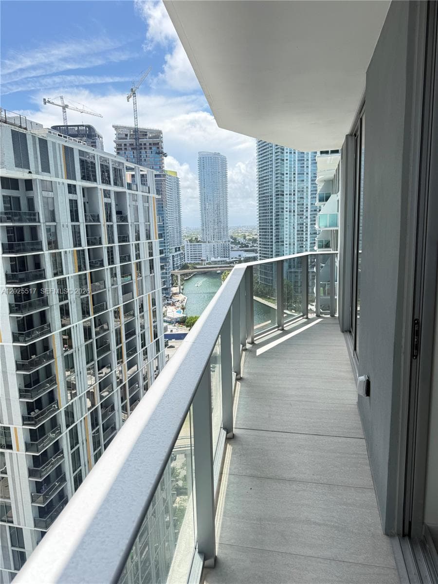 77 SE 5 2307 photo 2