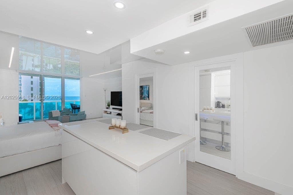 2301 Collins Ave 811 photo 2
