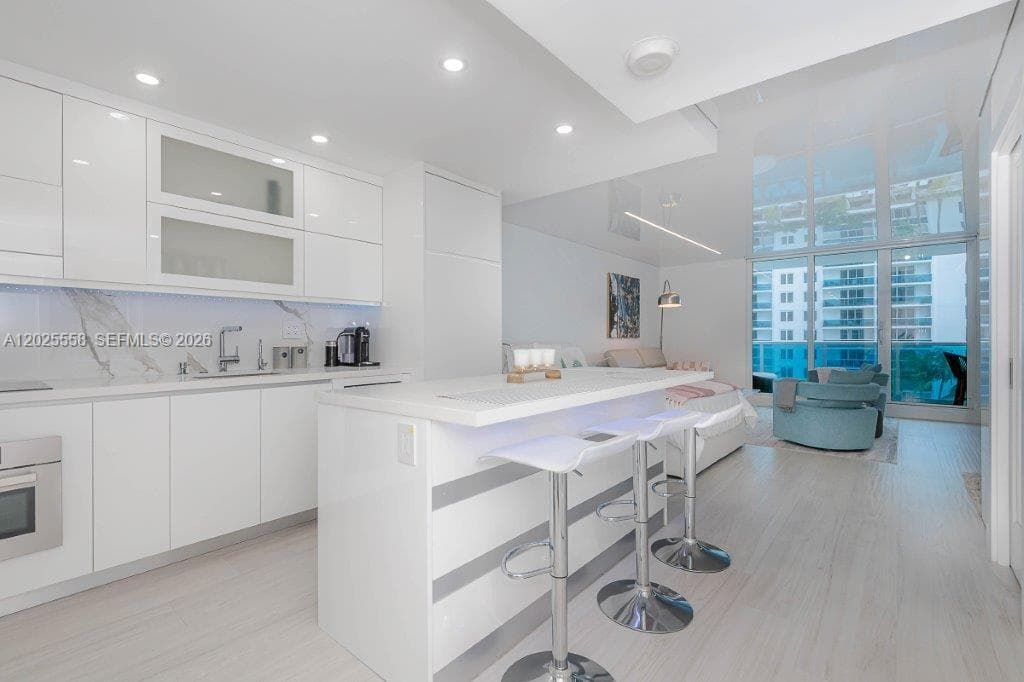 2301 Collins Ave 811 photo 1