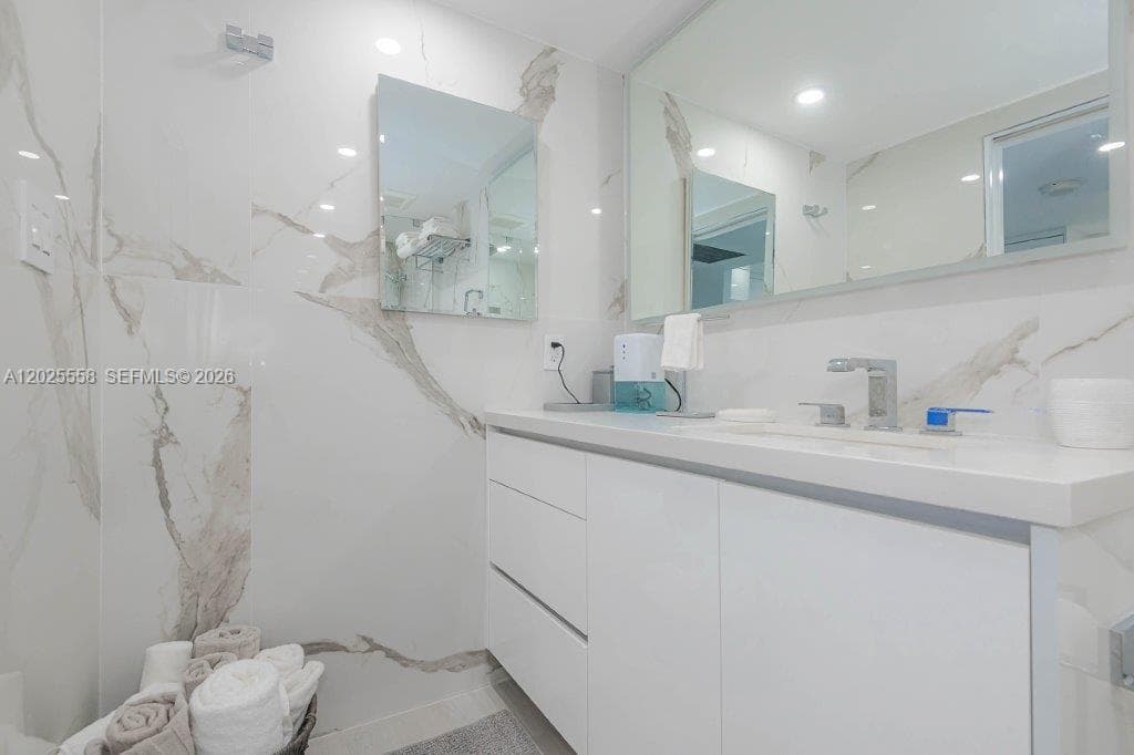 2301 Collins Ave 811 photo 20