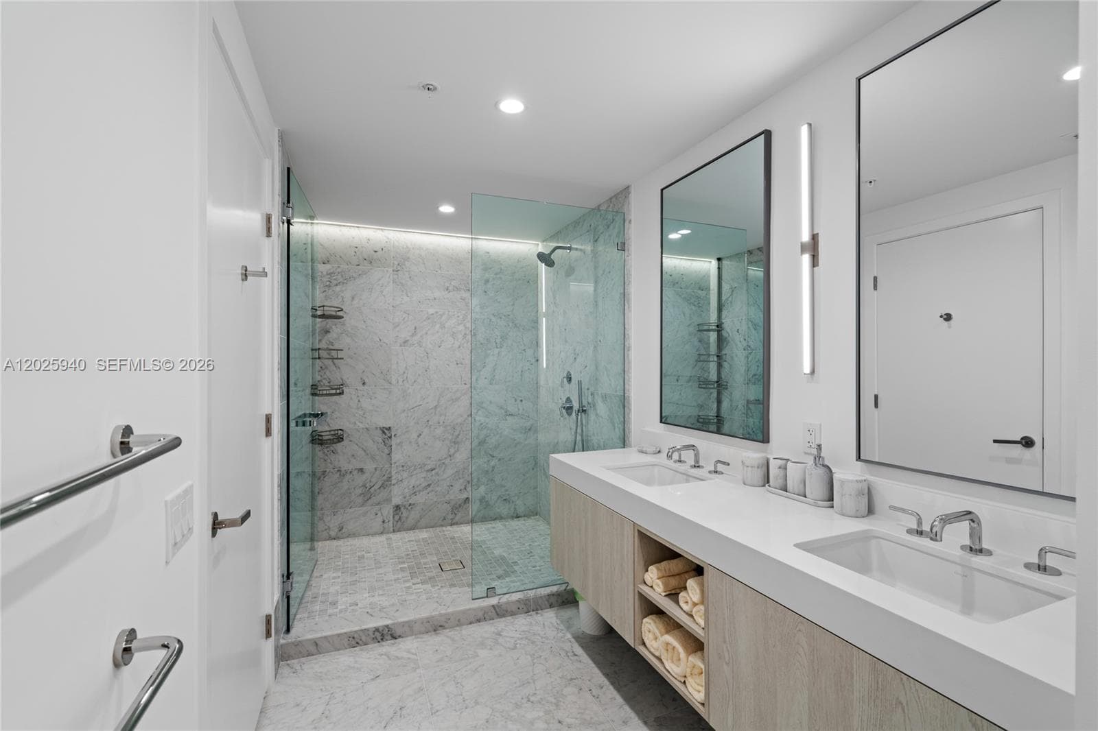 9221 E Bay Harbor Dr 408 photo 4