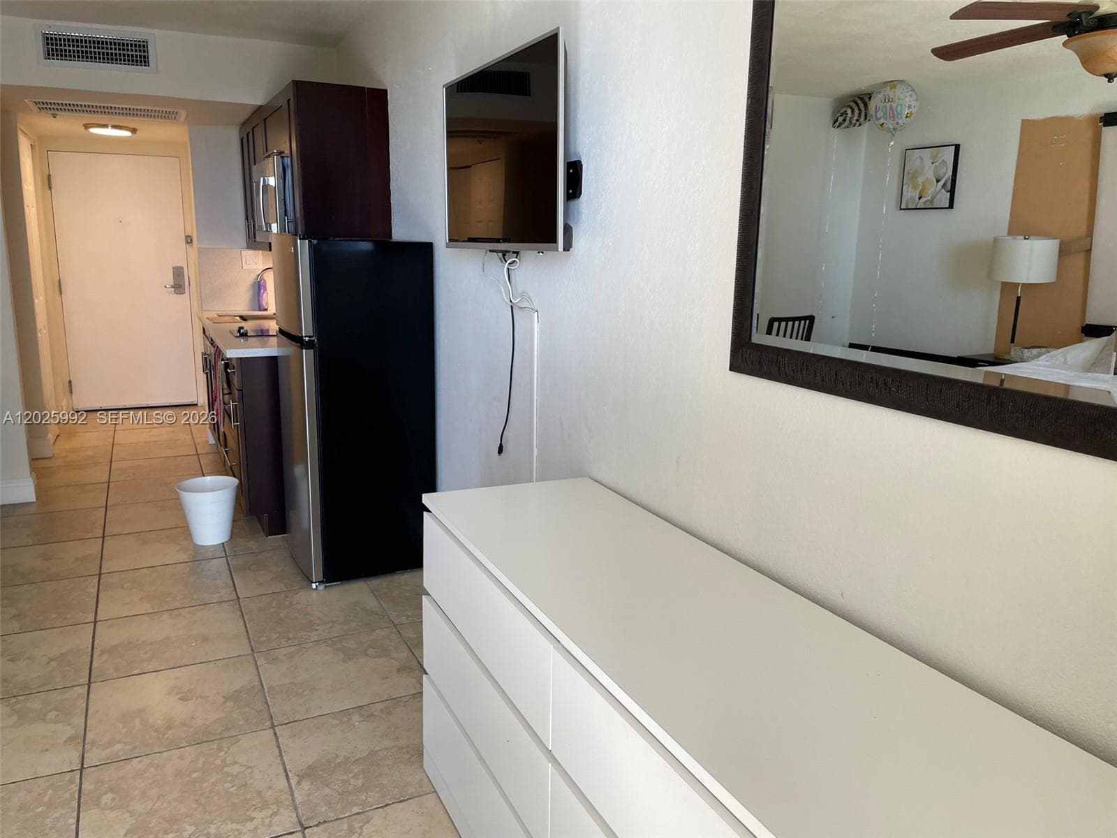 805 photo 3
