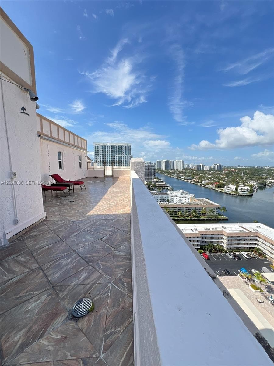 1865 S Ocean Drive 21A photo 2