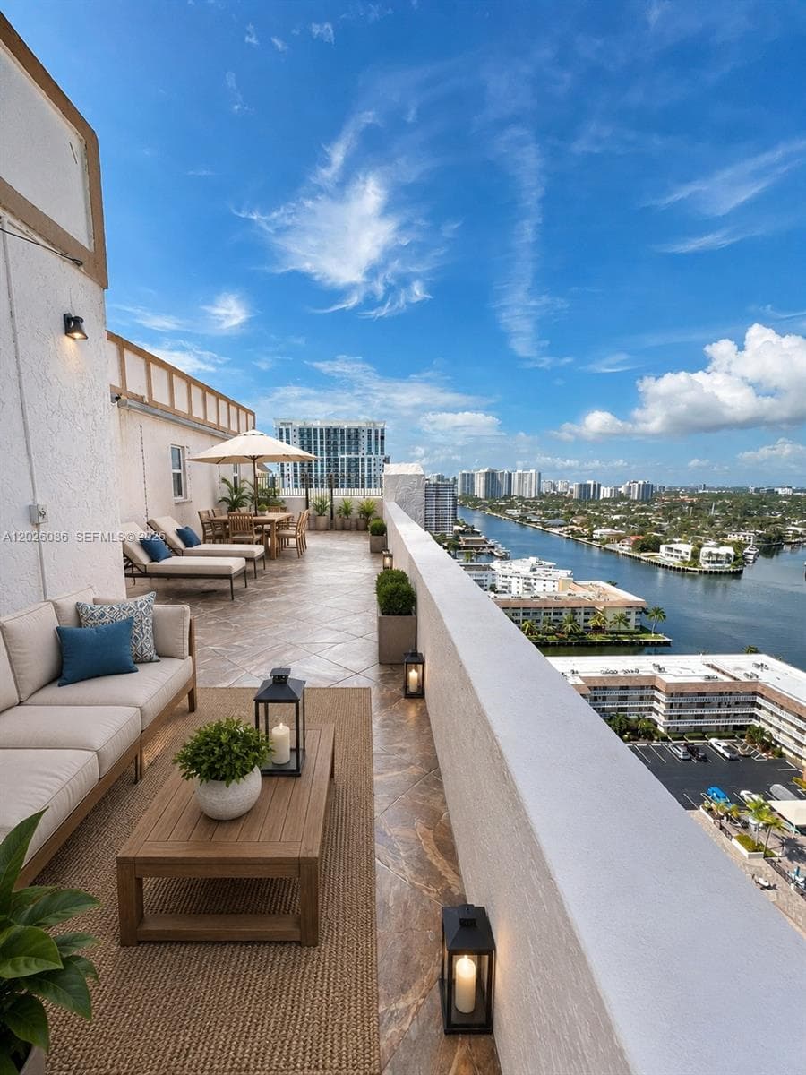 1865 S Ocean Drive 21A photo 1