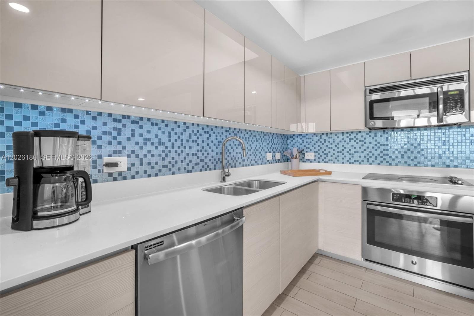 2602 E E HALLADALE T3105 photo 17