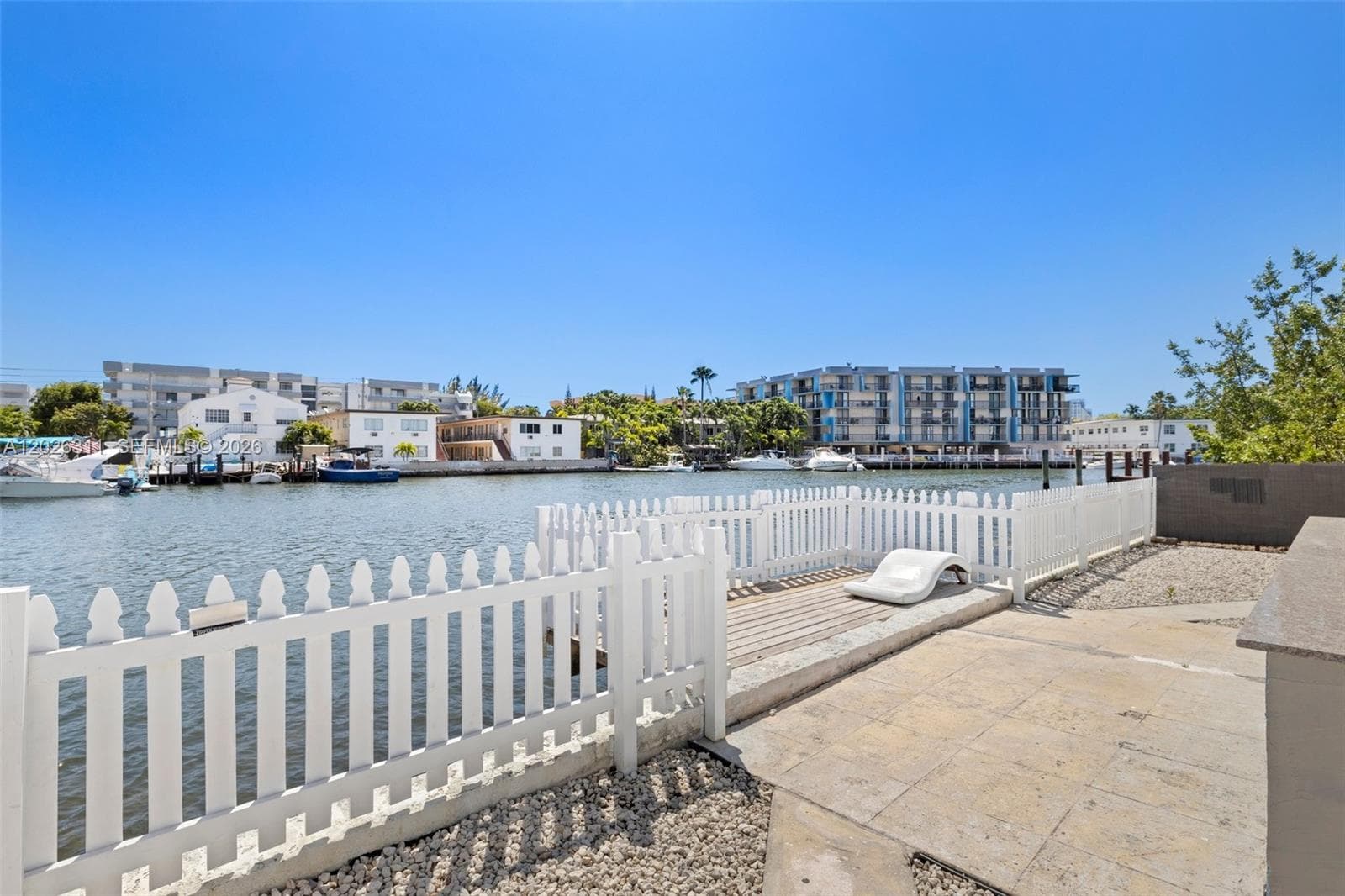 8135 Crespi Blvd 4 photo 1
