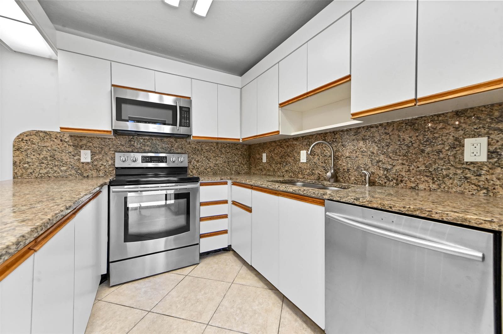 825 Center Street 12a photo 9