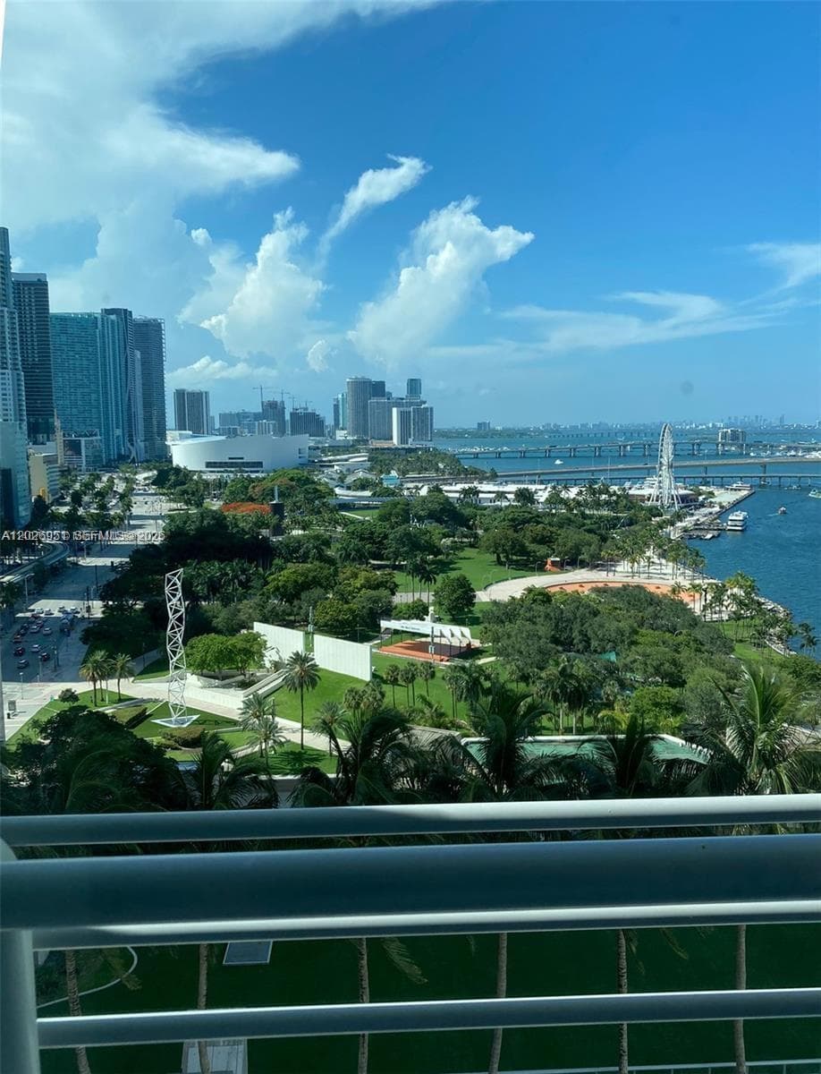 325 S Biscayne Blvd 2022 photo 11