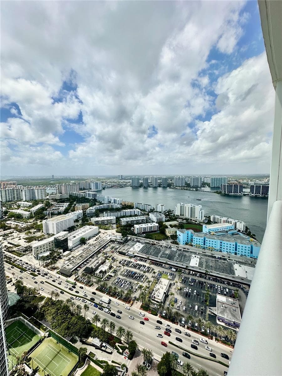 18201 Collins Ave 5307 photo 3