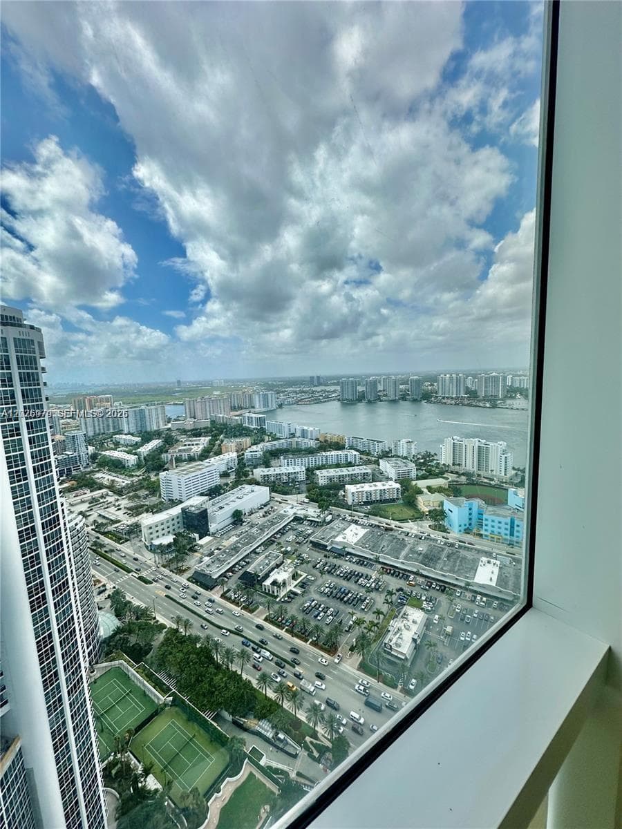 18201 Collins Ave 5307 photo 4