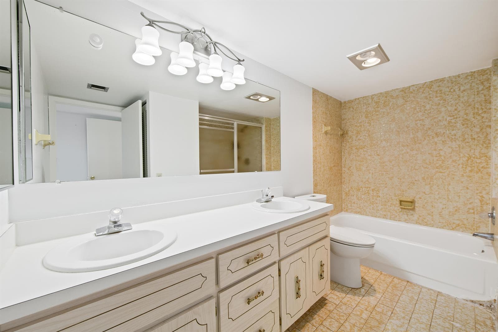 799 Jeffery Street 201 photo 19