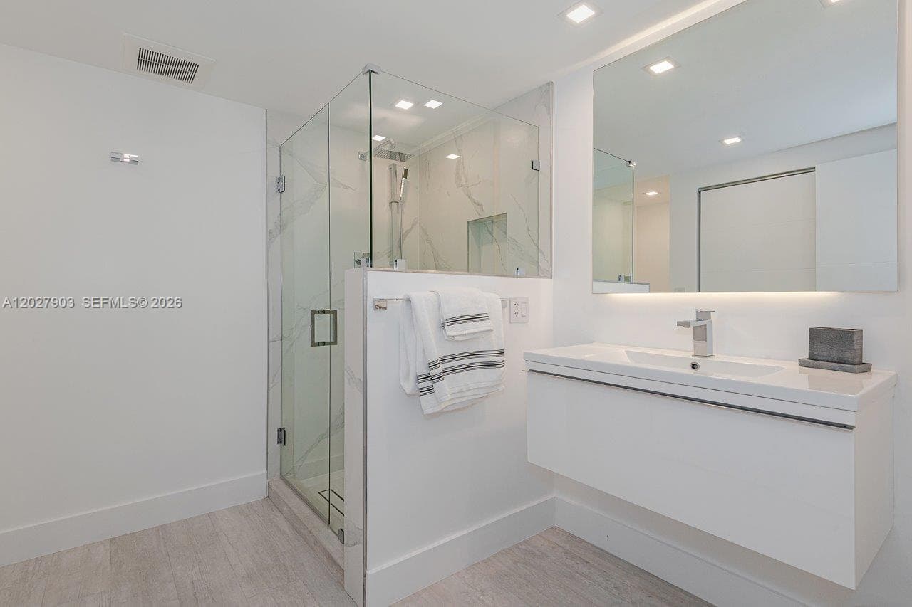 2301 Collins Ave 739 photo 22