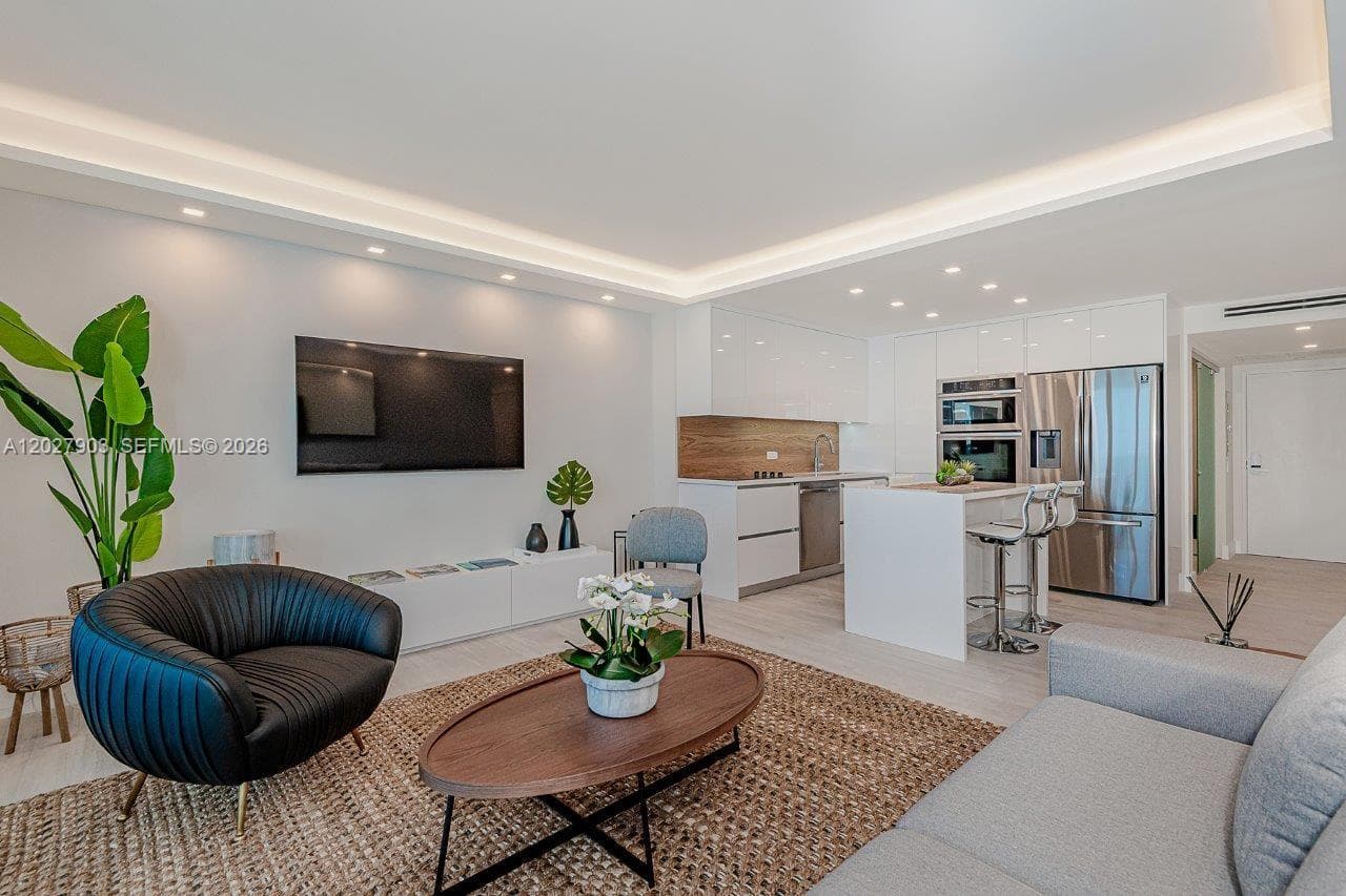2301 Collins Ave 739 photo 3