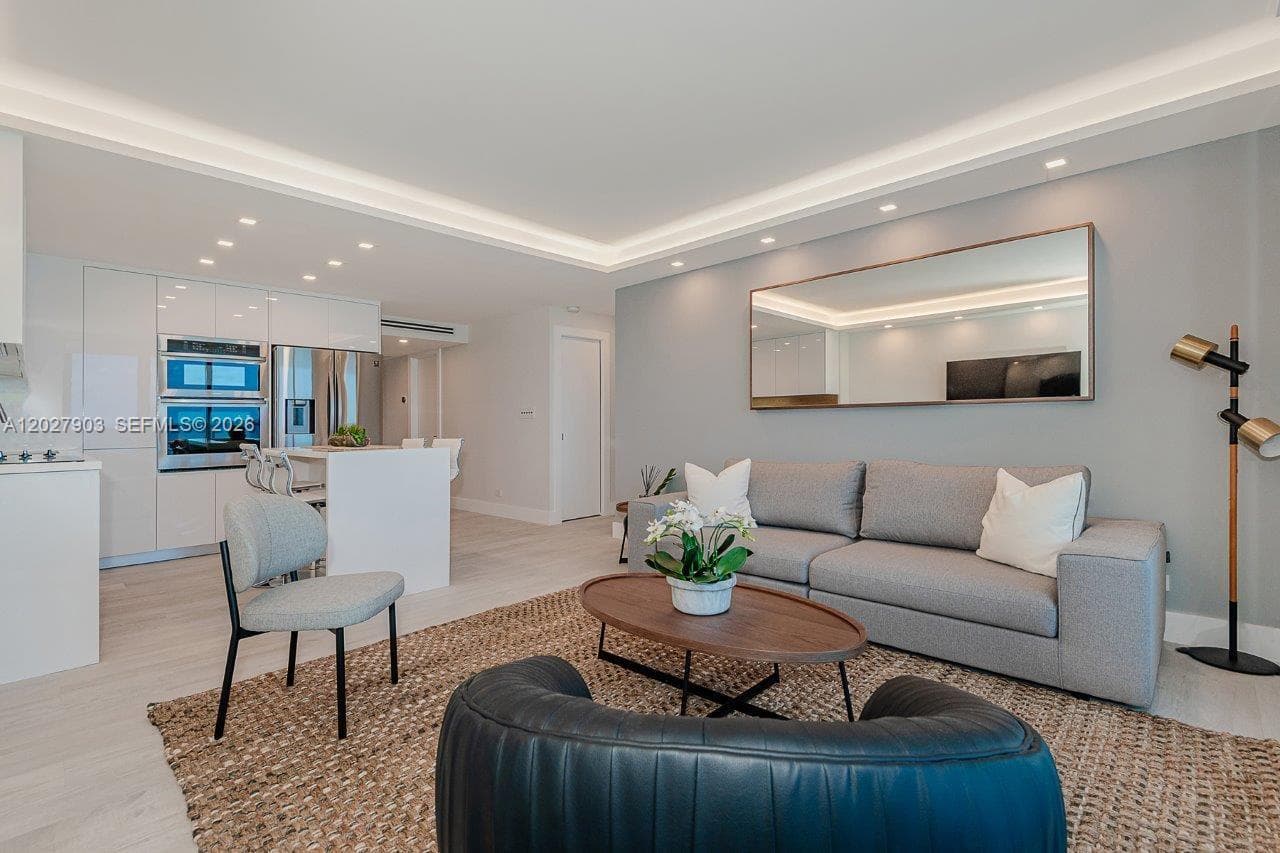 2301 Collins Ave 739 photo 4