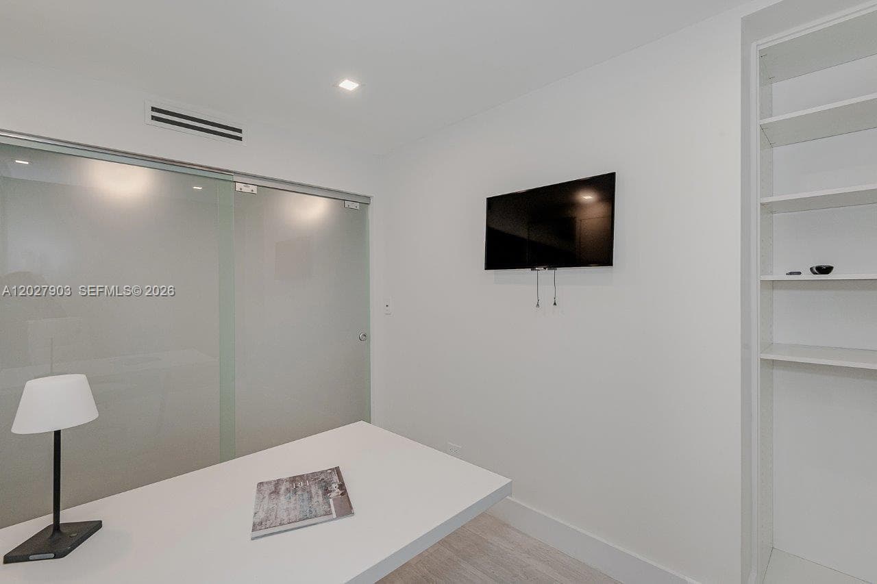 2301 Collins Ave 739 photo 8