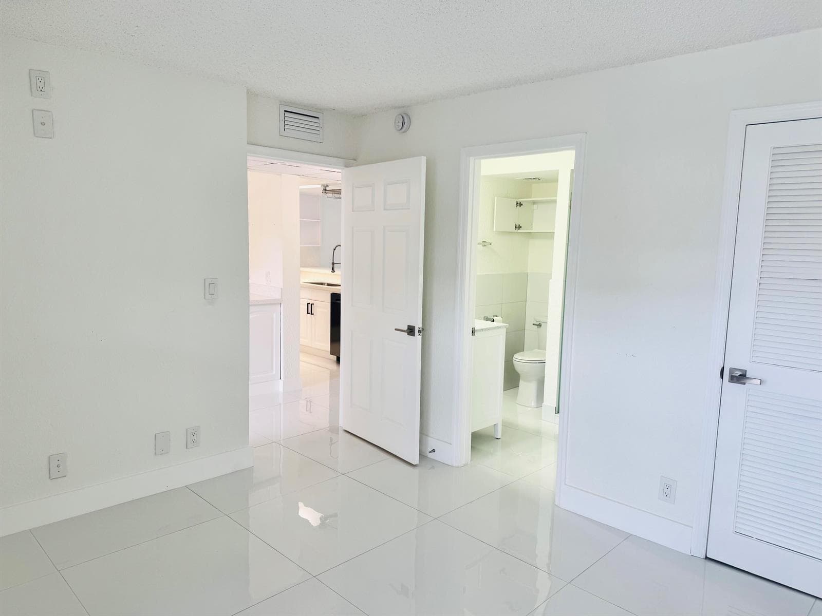 9 Royal Palm Way 102 photo 16