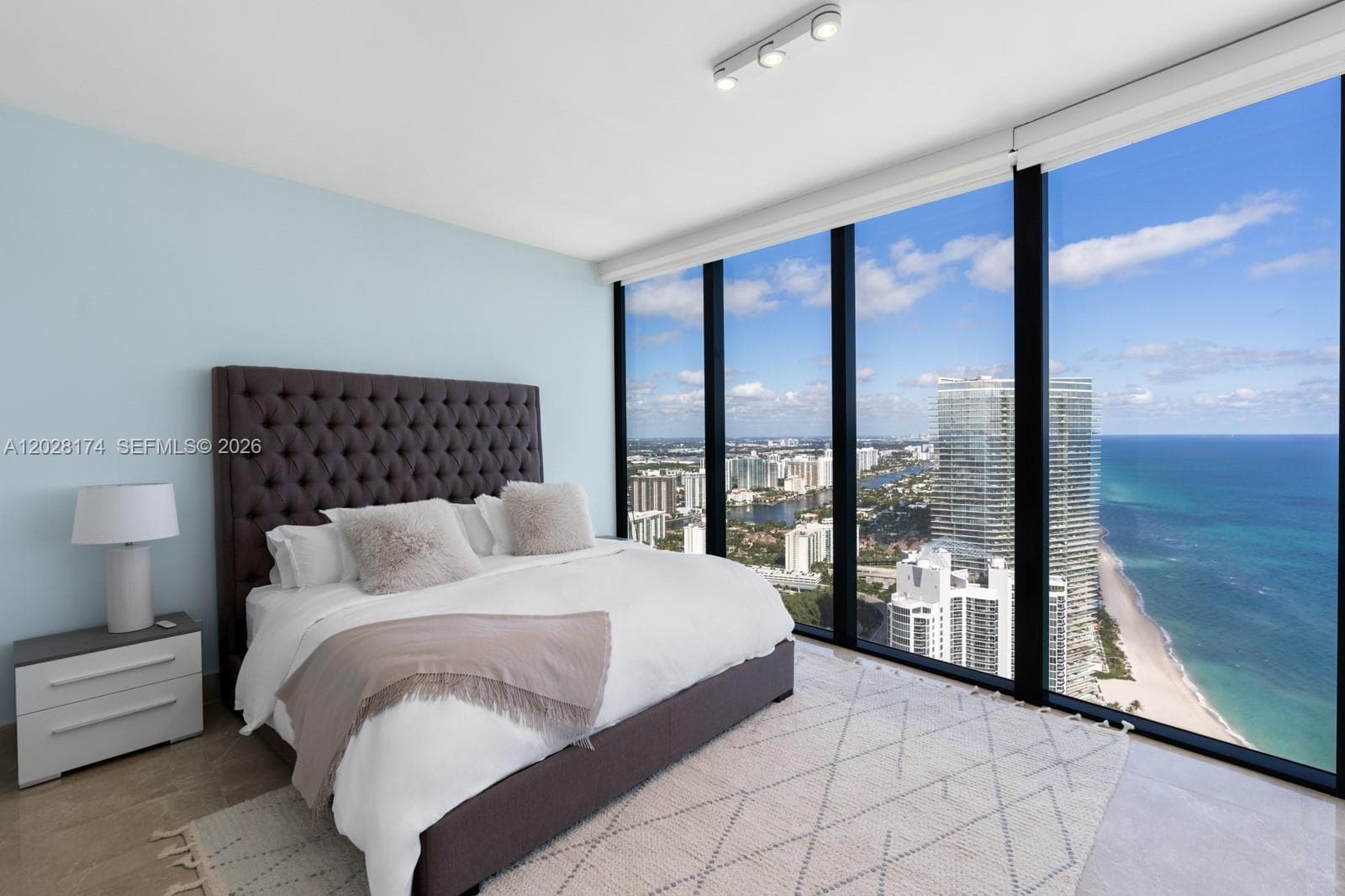 18555 Collins Ave 5105 photo 3