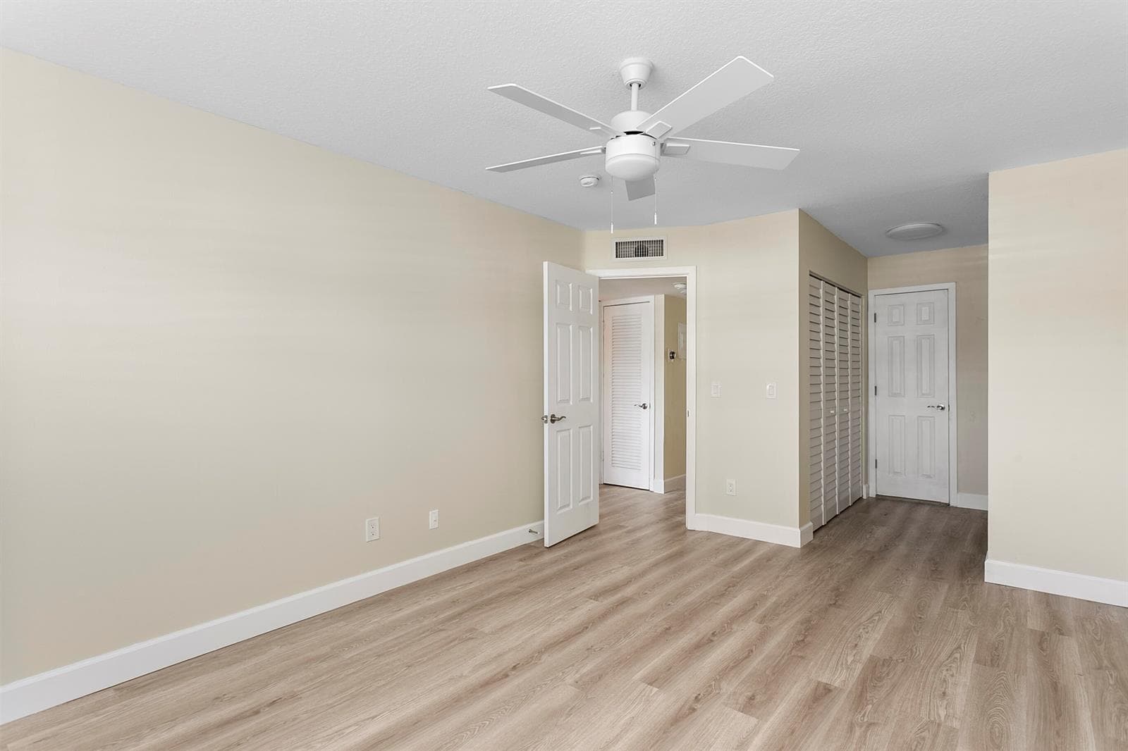 111 Shore Court 203 photo 21