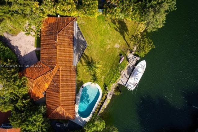 230 Edgewater Dr photo 2