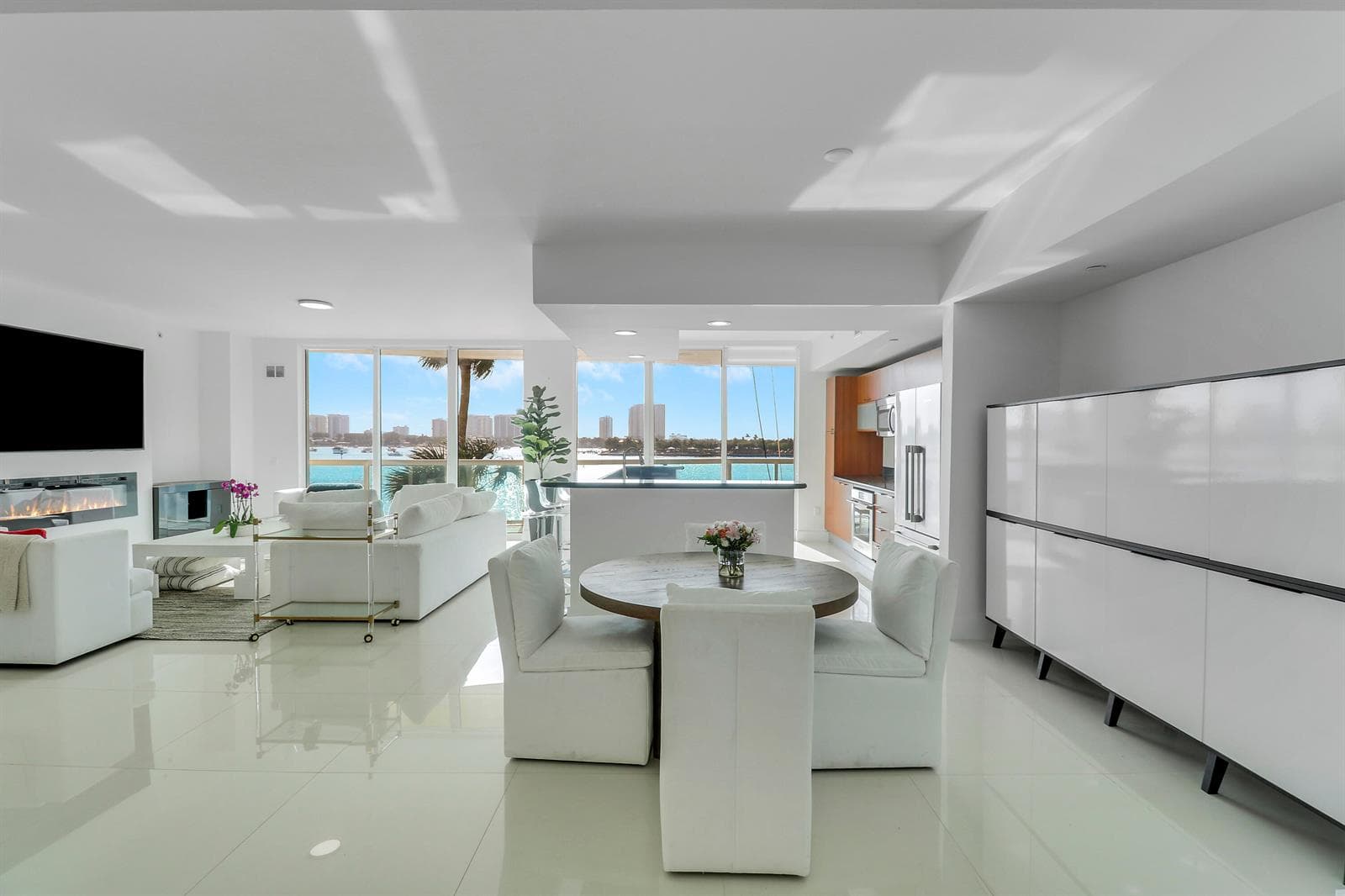 2640 Lake Shore Drive 307 photo 2