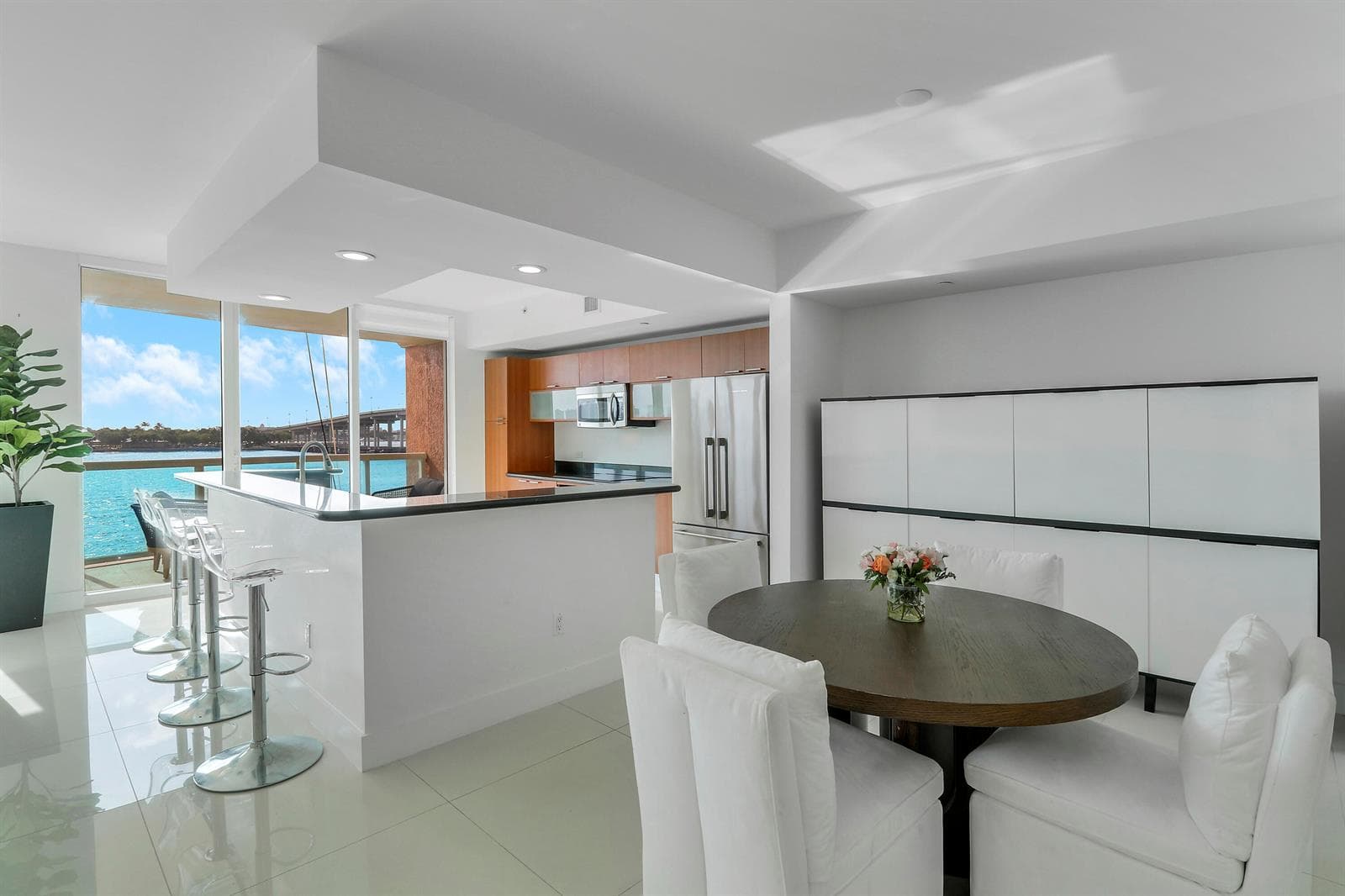 2640 Lake Shore Drive 307 photo 6