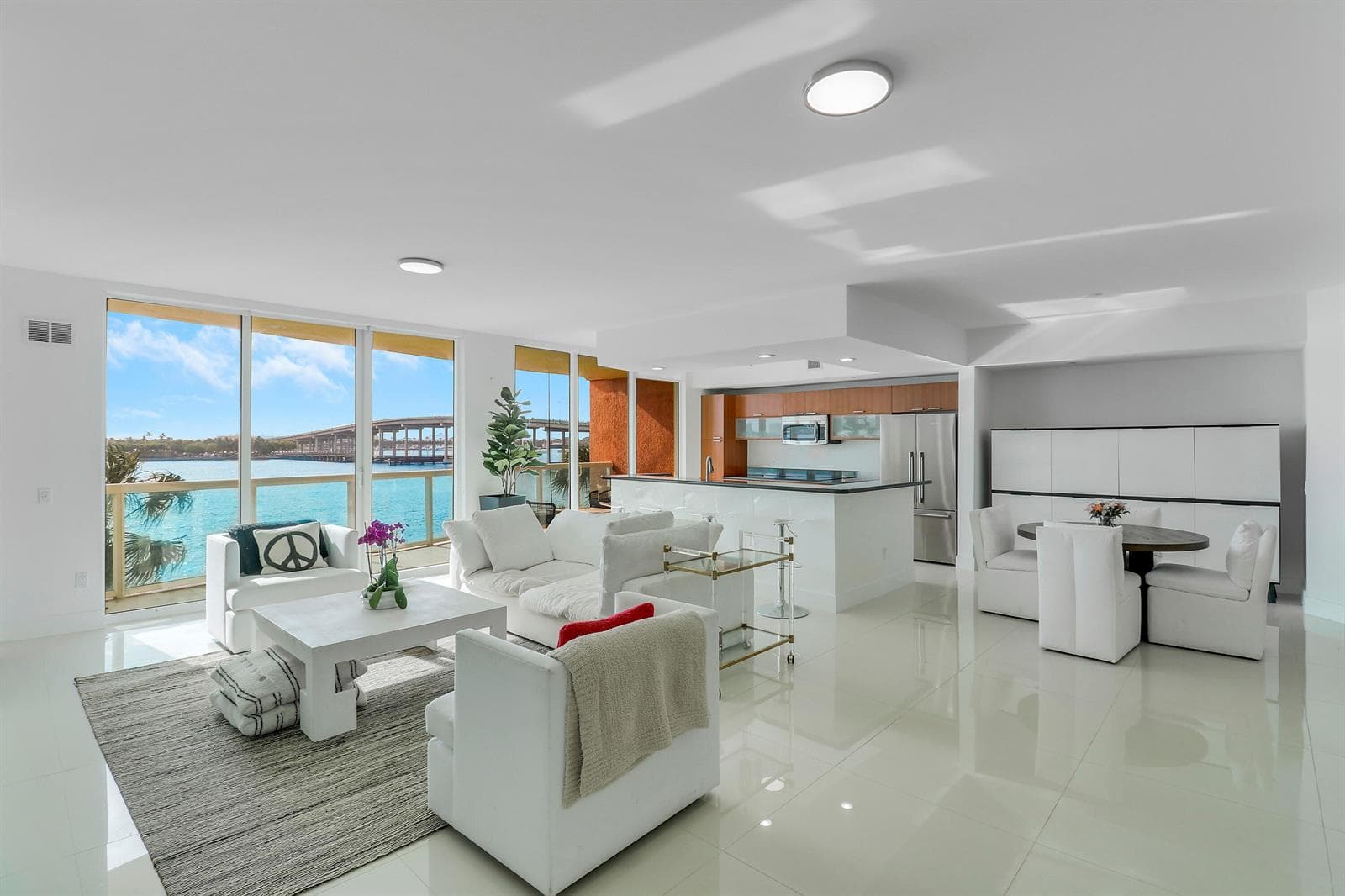 2640 Lake Shore Drive 307 photo 1