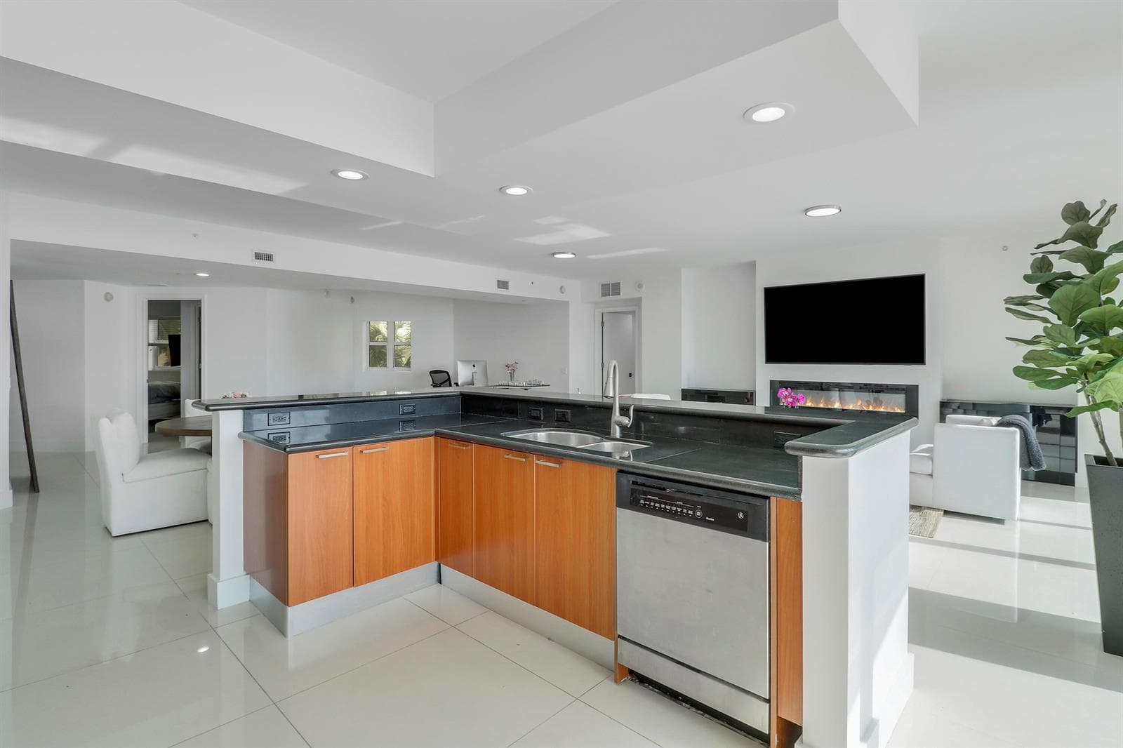2640 Lake Shore Drive 307 photo 18