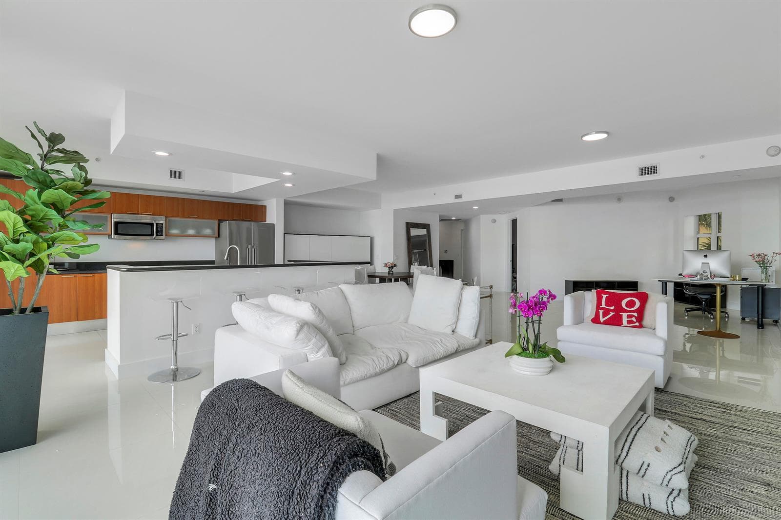 2640 Lake Shore Drive 307 photo 15