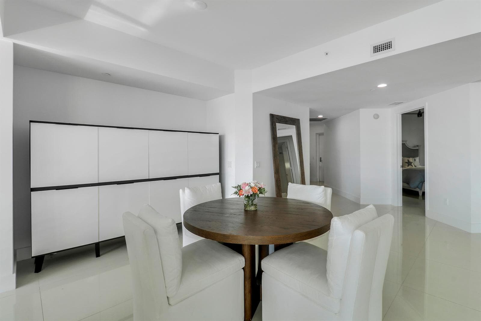 2640 Lake Shore Drive 307 photo 21