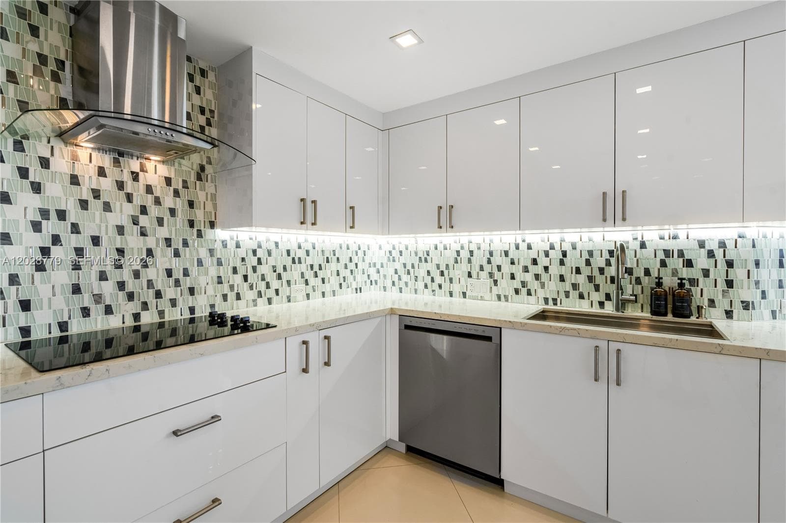 2800 Island Blvd 1605 photo 13