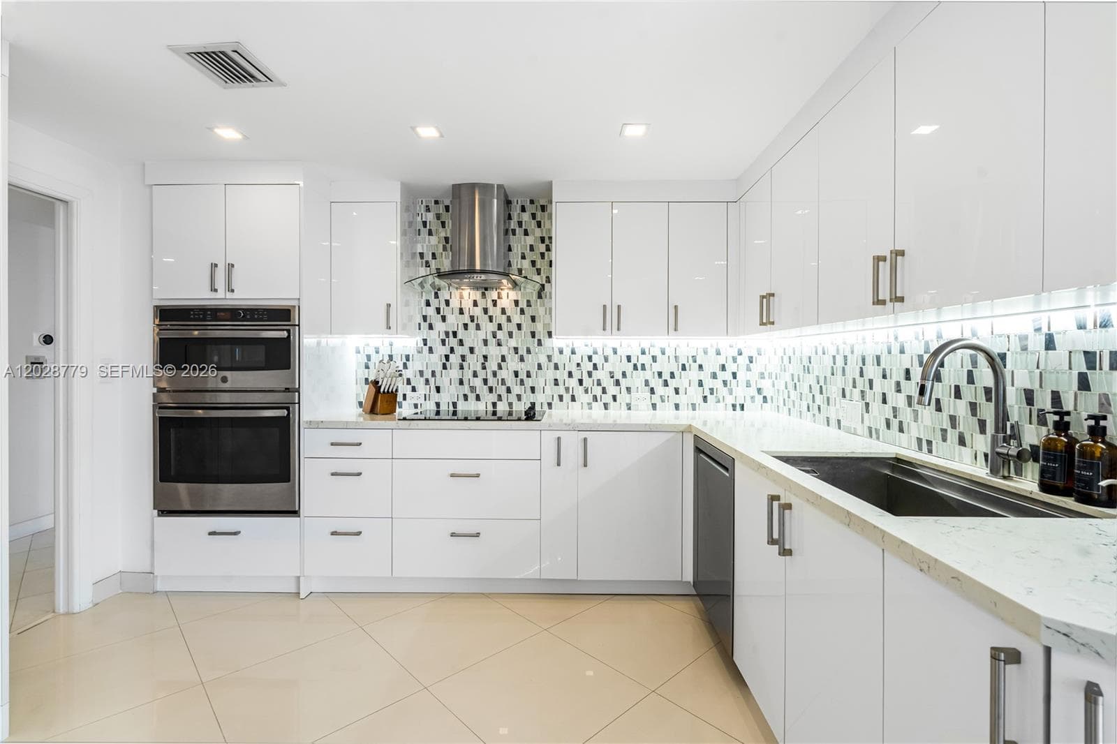 2800 Island Blvd 1605 photo 12