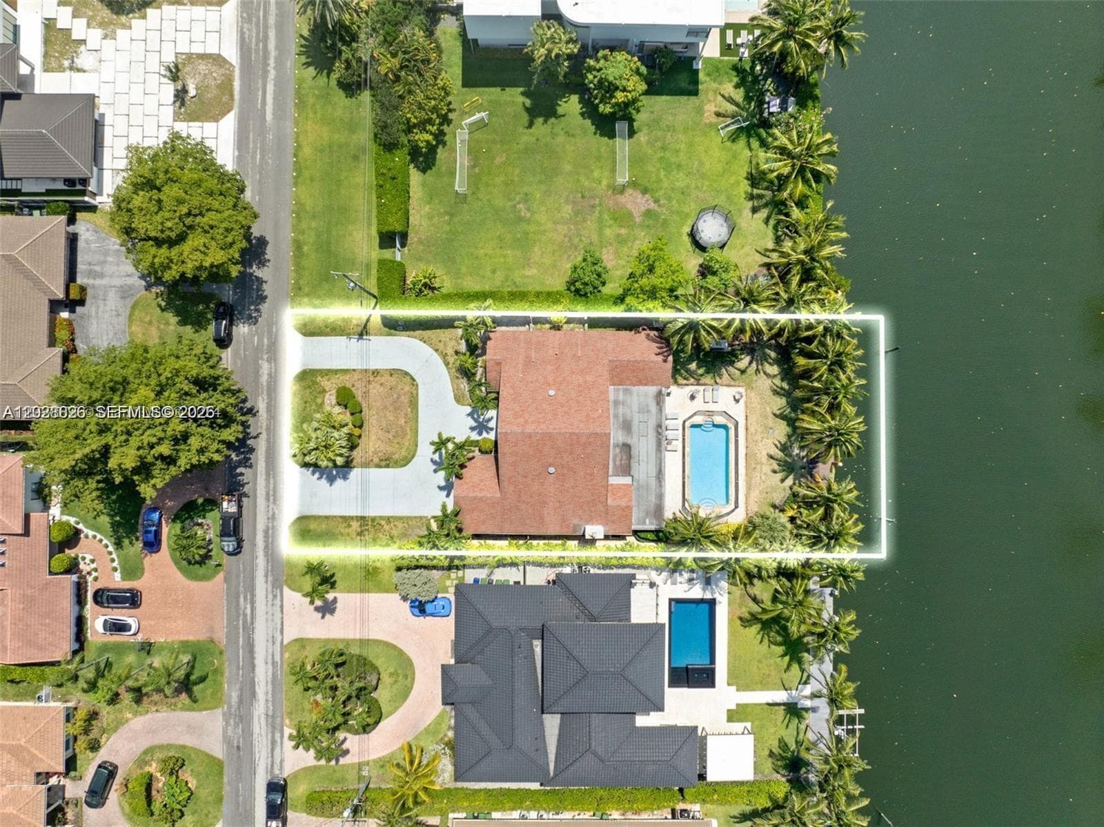 413 Holiday Dr photo 2