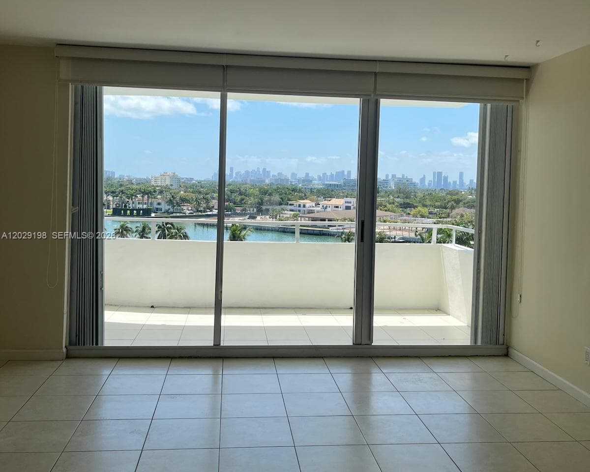 5161 Collins Ave 909 photo 2