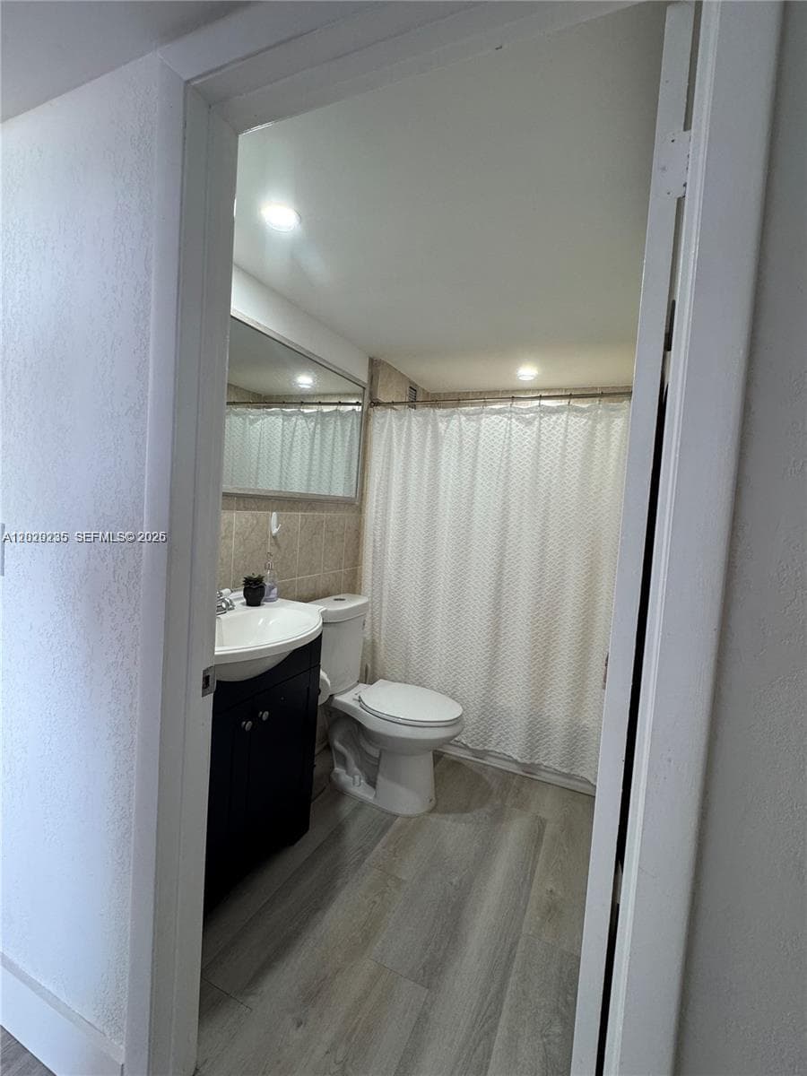 2000 NE 135th St 609 photo 10