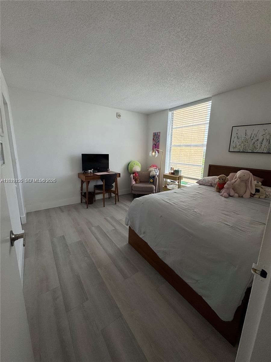 2000 NE 135th St 609 photo 11