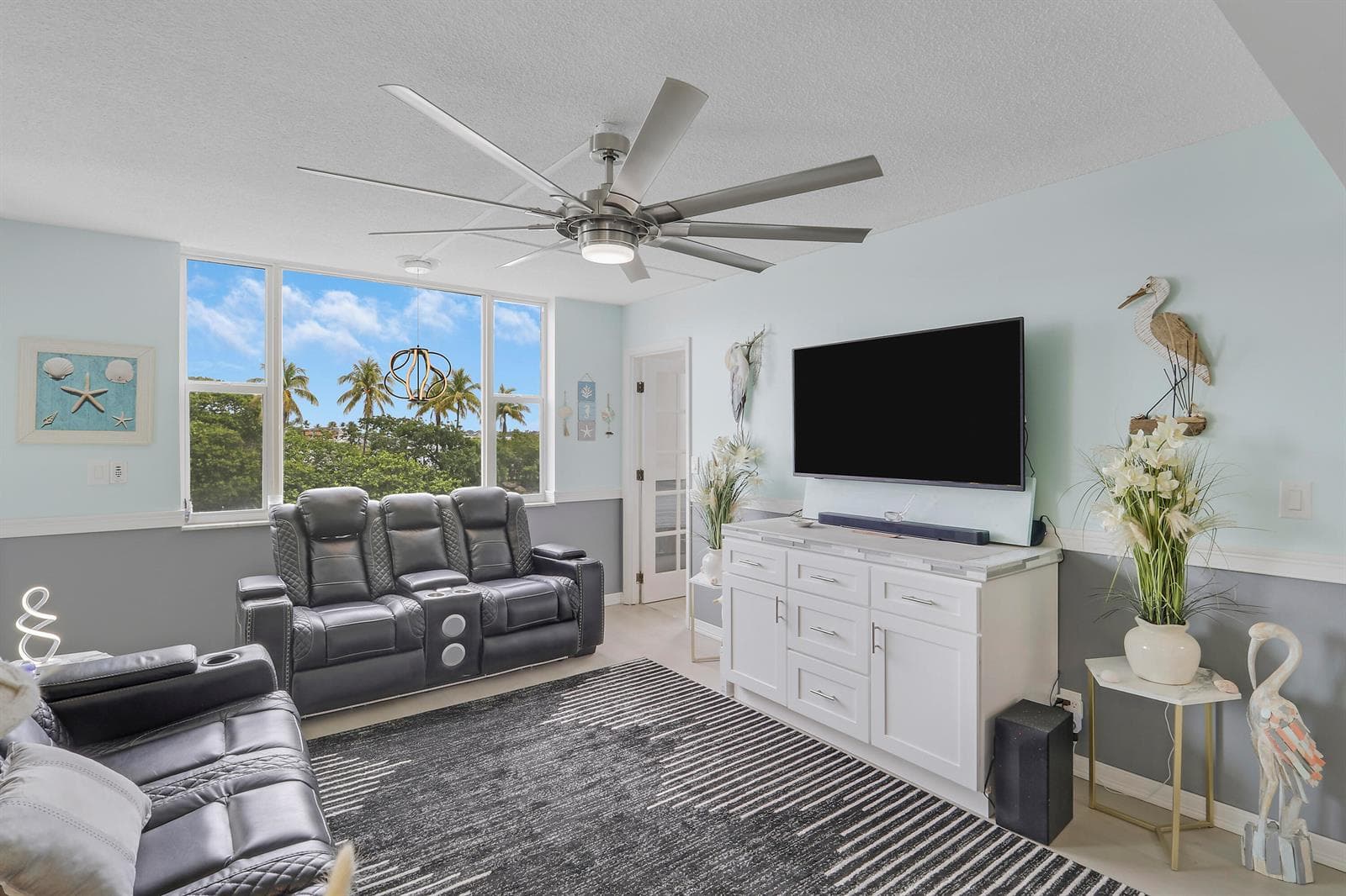 1820 New Palm Way 202 photo 3