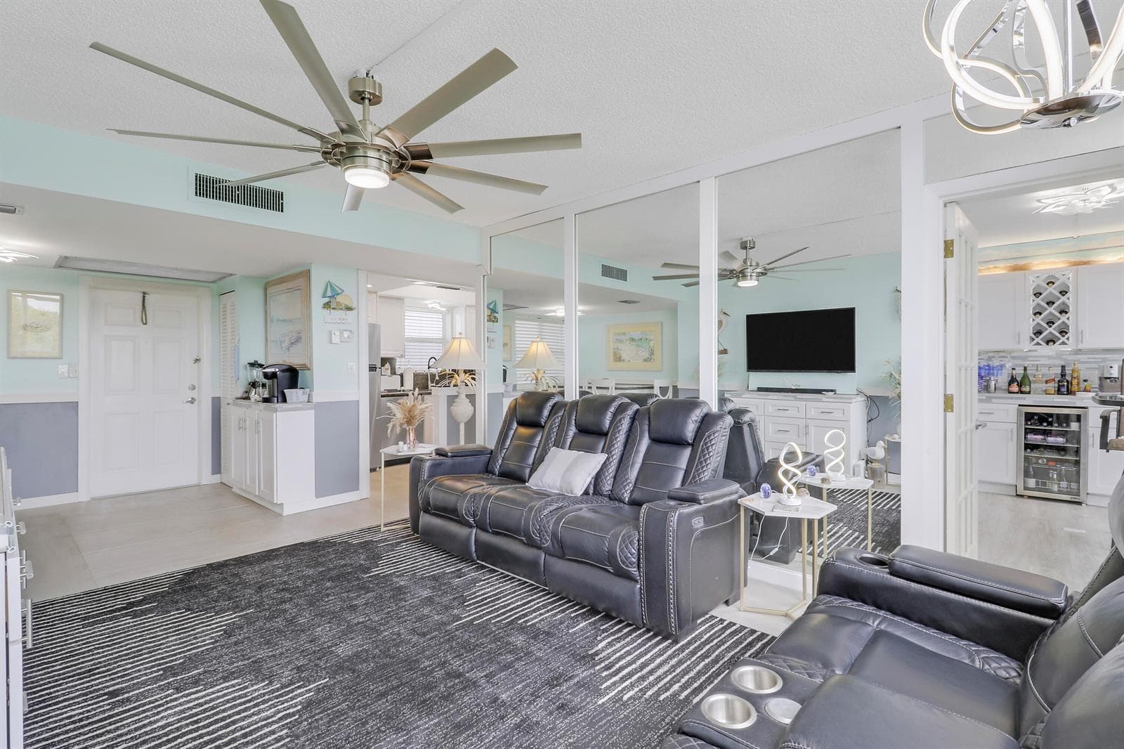 1820 New Palm Way 202 photo 4