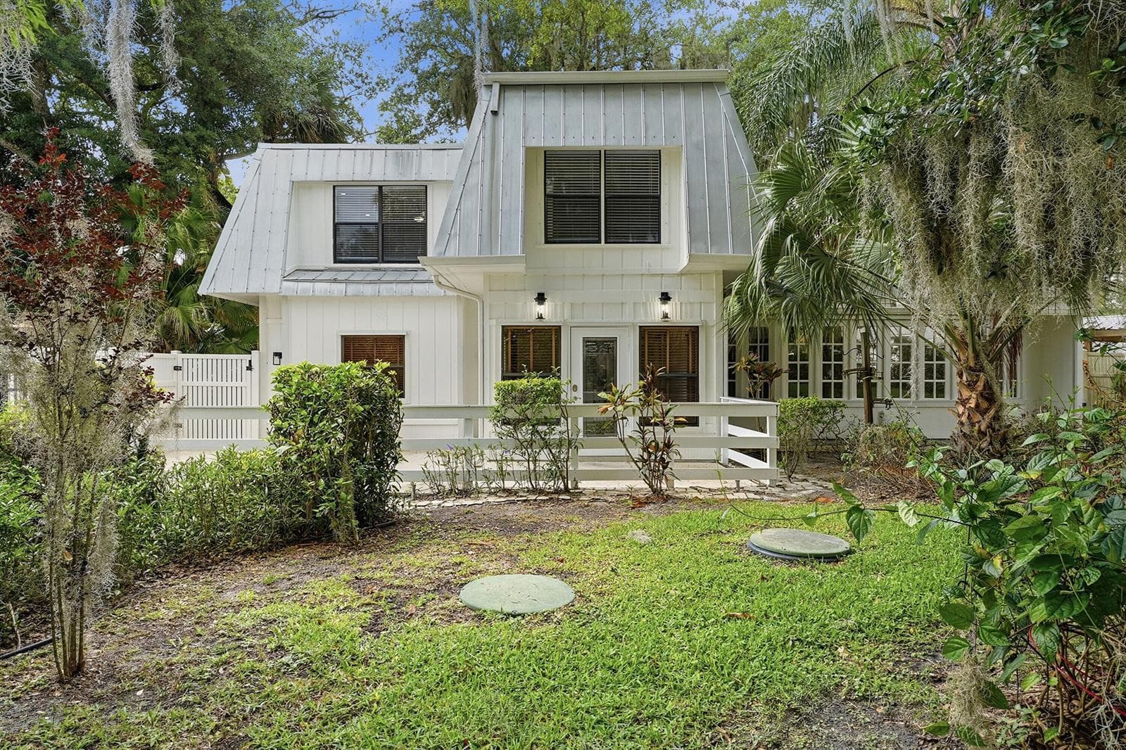 576 SW Rustic Circle photo 2