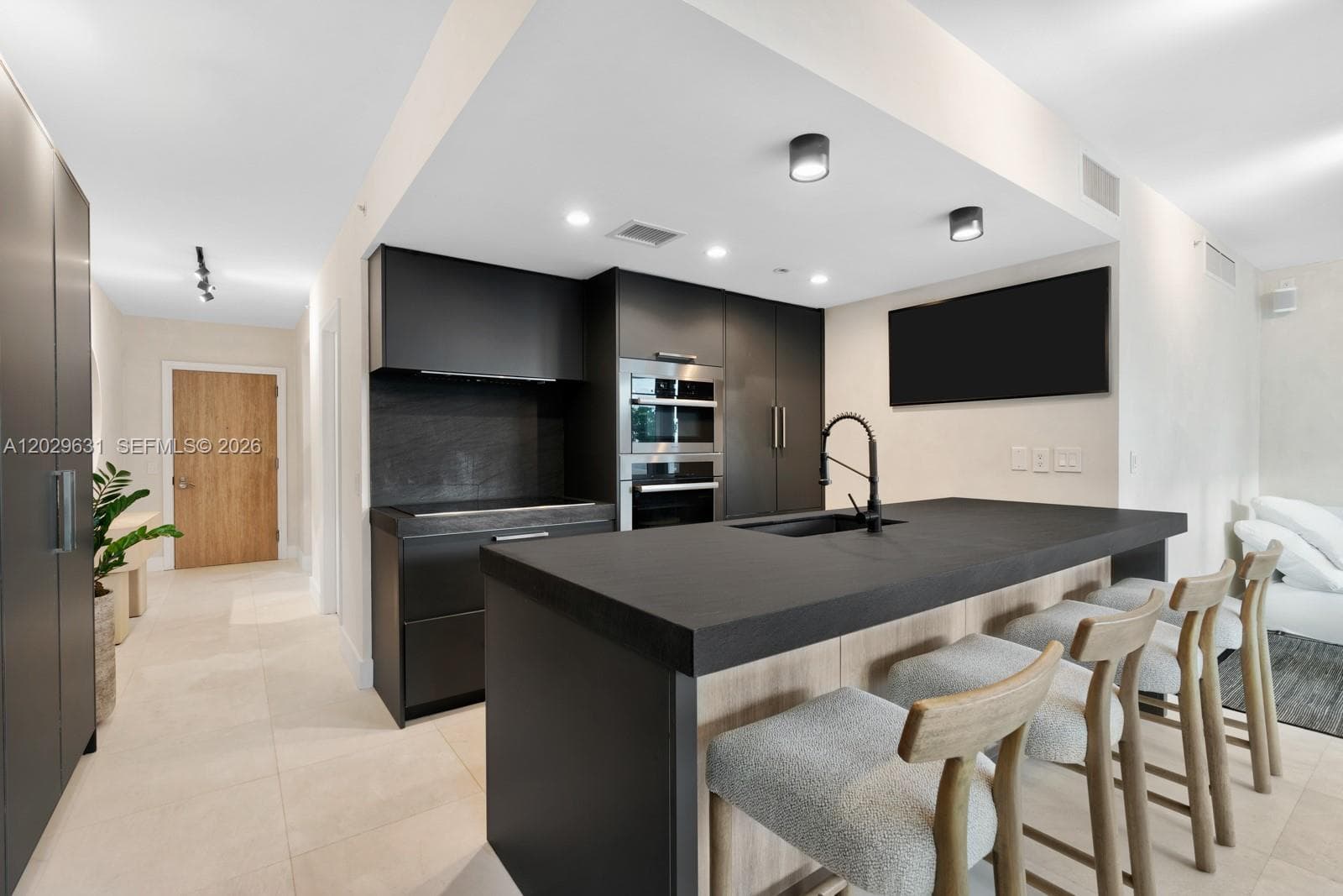 5875 Collins Ave 501 photo 4