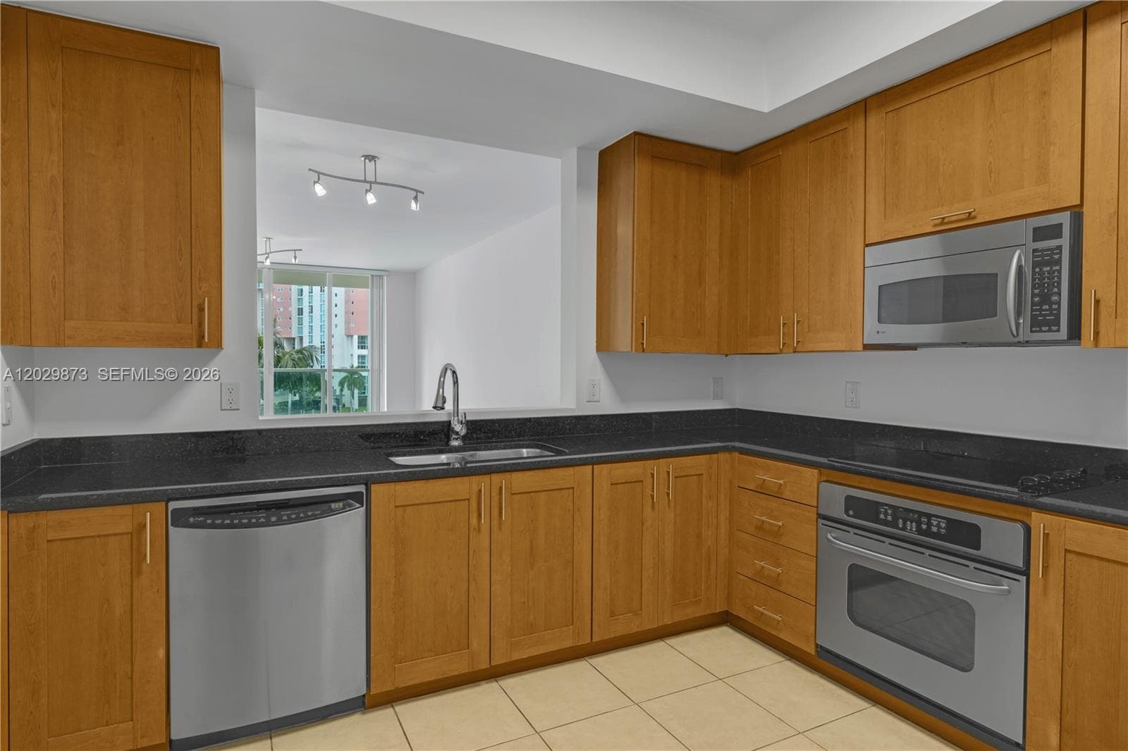 3340 NE 190th St 503 photo 3