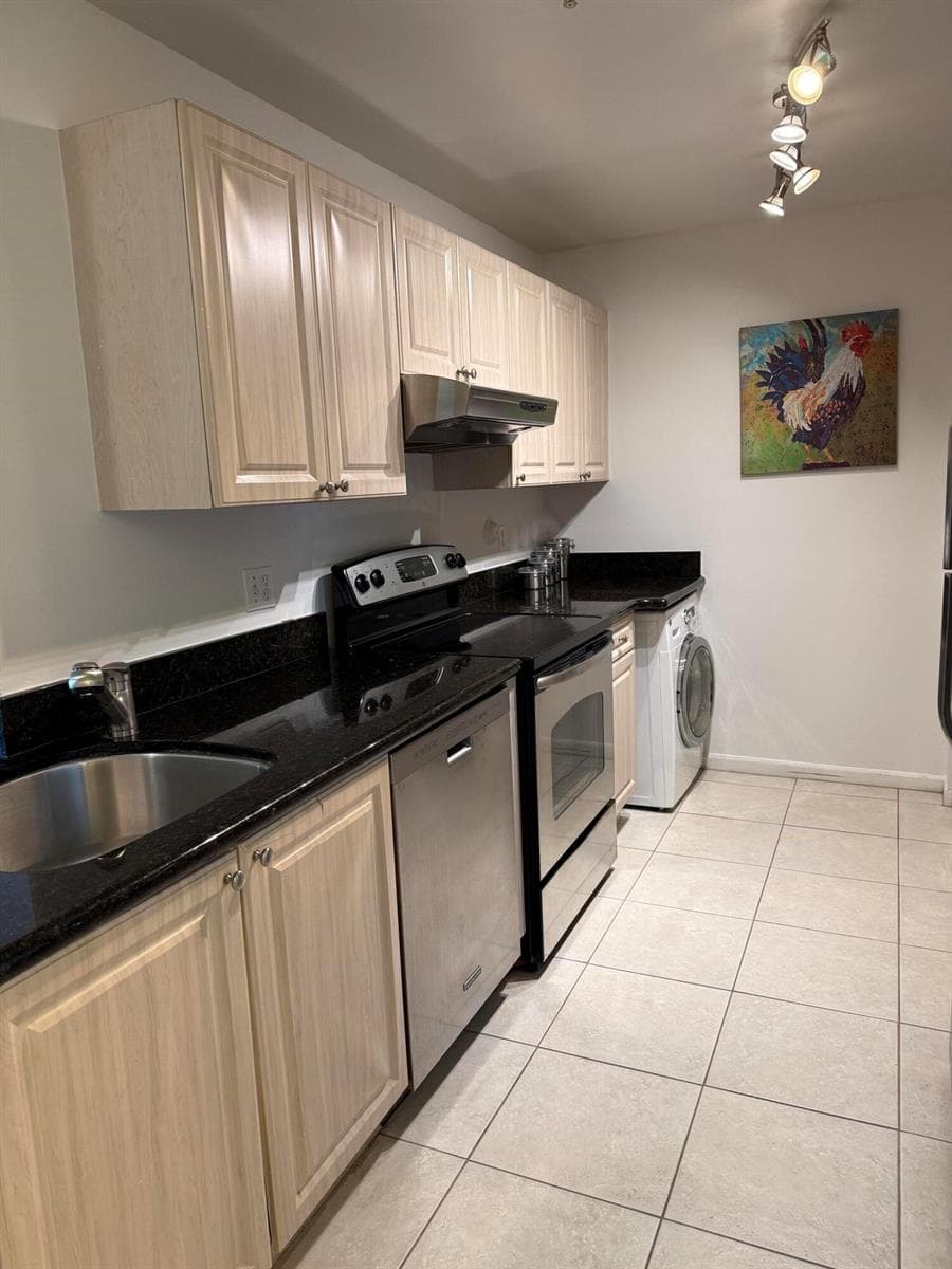 2080 Greenview Shores Boulevard 402 photo 9